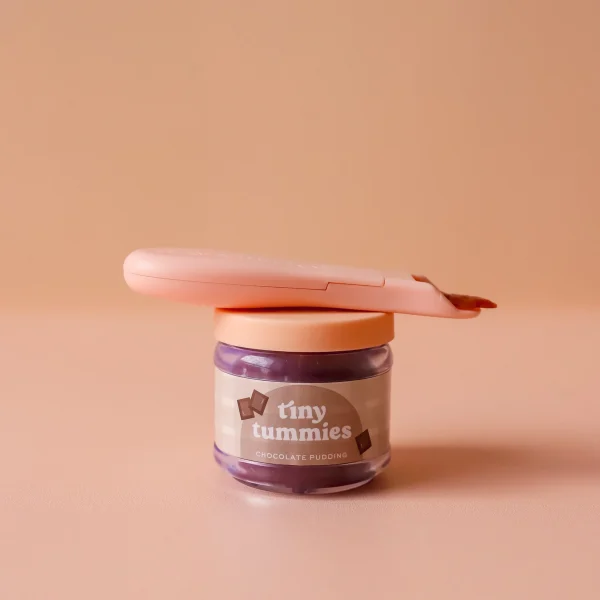 TINY HARLOW | Petit Pot Magique Tiny Tummies Chocolat – Image 2